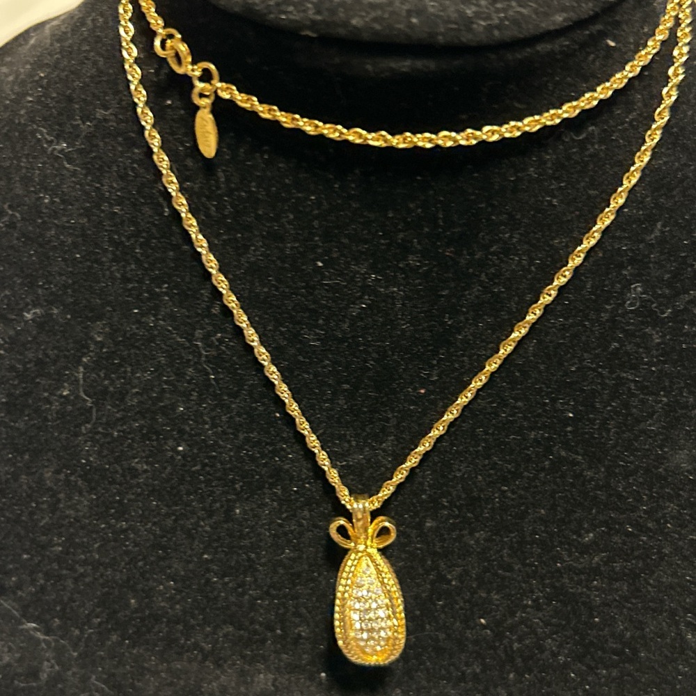 Vintage Joan Rivers Egg gold tone necklace about 18in